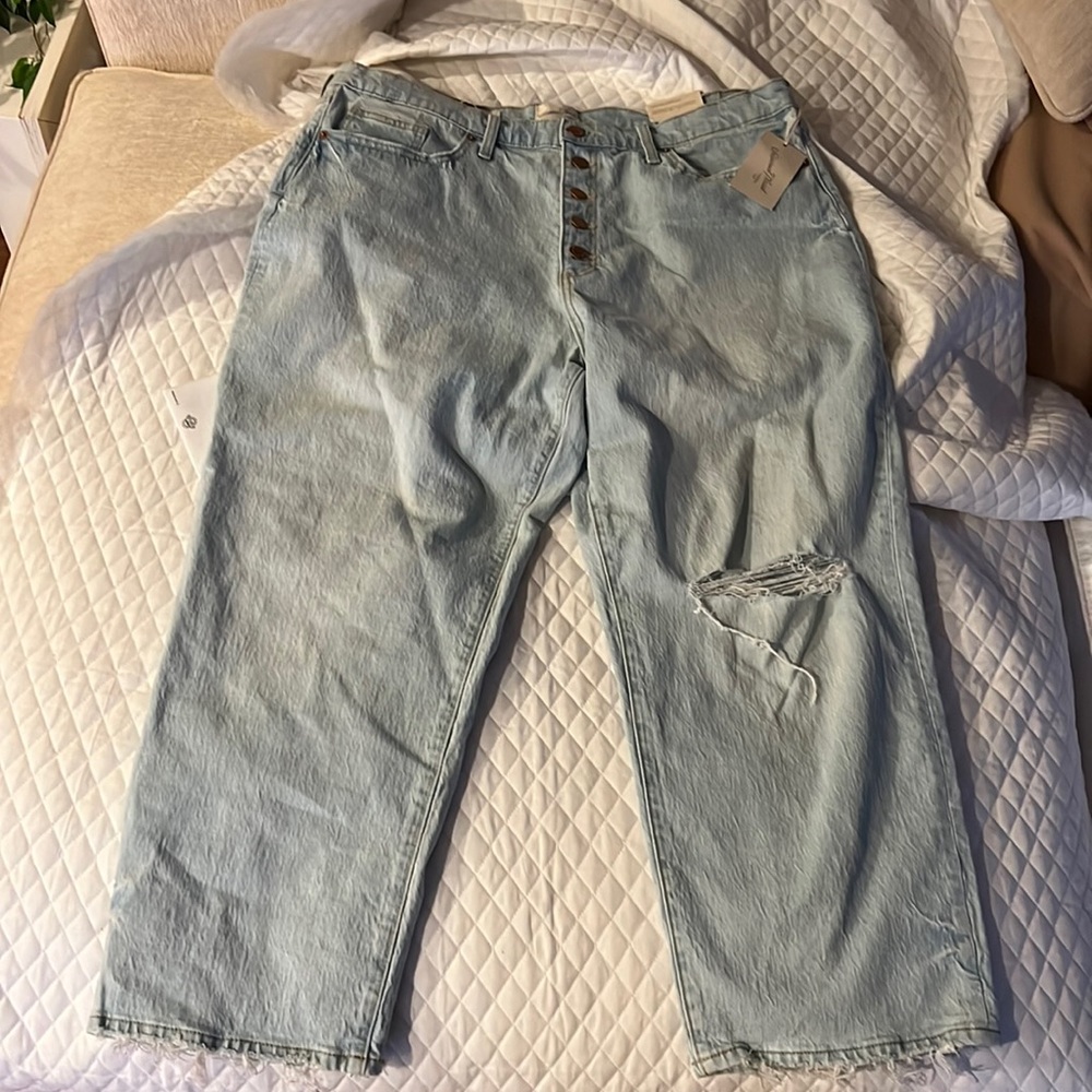 Brand new jeans super cute just don’t fit me. Rip In the knee boyfriend style